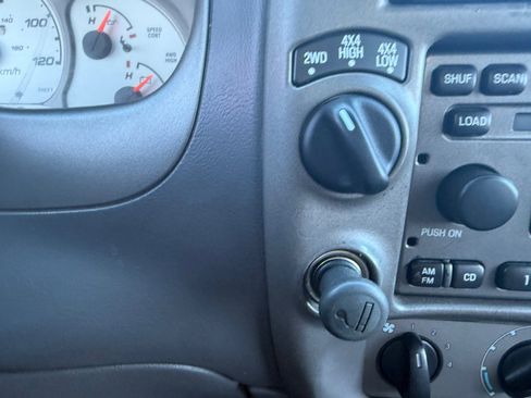 Used 2001 Ford Explorer Sport Trac 4x4 image 22