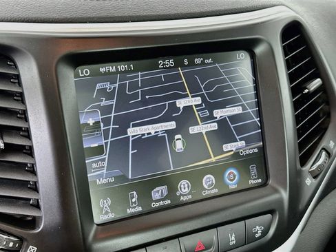 Used 2017 Jeep Cherokee Trailhawk AWD/4WD image 13