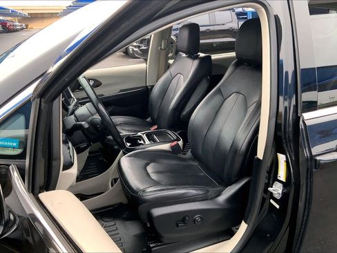 Used 2019 Chrysler Pacifica Touring-L image 7
