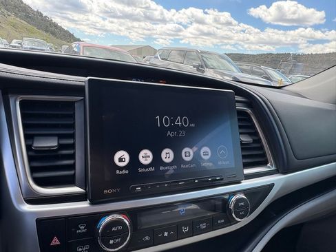 Used 2019 Toyota Highlander XLE w/ Carpet Mat Package (TMS) AWD/4WD image 18
