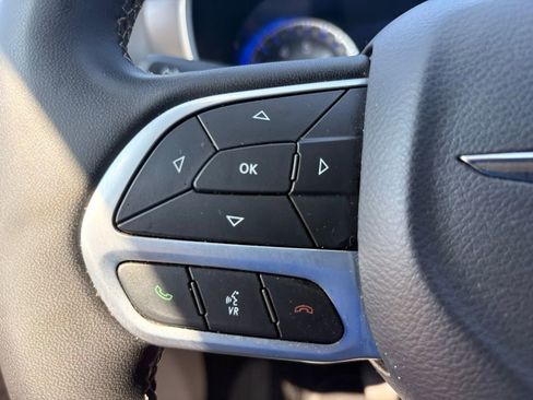 Used 2023 Chrysler Pacifica Touring-L FWD image 28
