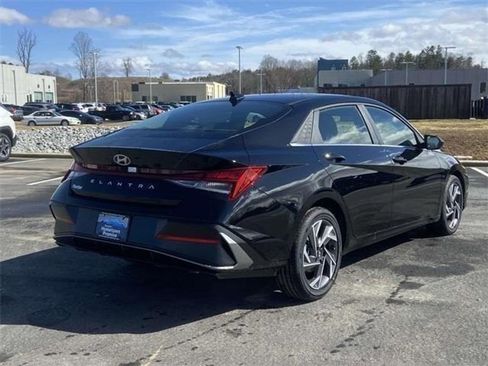 Used 2025 Hyundai Elantra SEL image 22