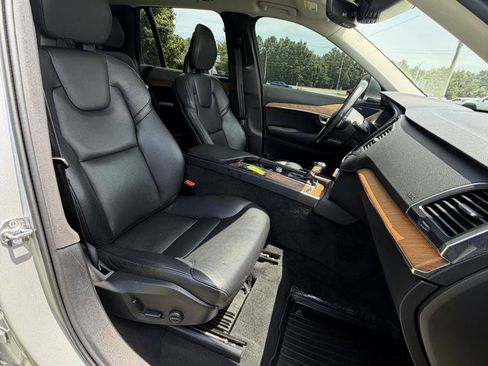 Used 2021 Volvo XC90 T6 Momentum w/ Climate Package AWD/4WD image 14