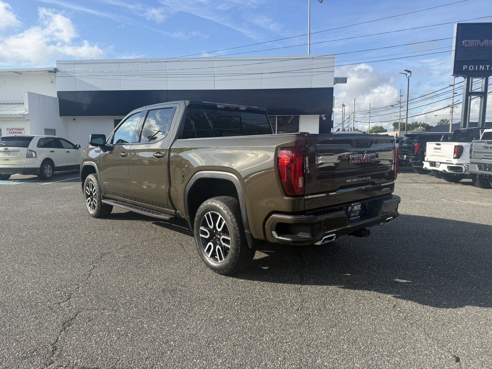 Used 2024 GMC Sierra 1500 AT4 w/ Technology Package AWD/4WD image 5