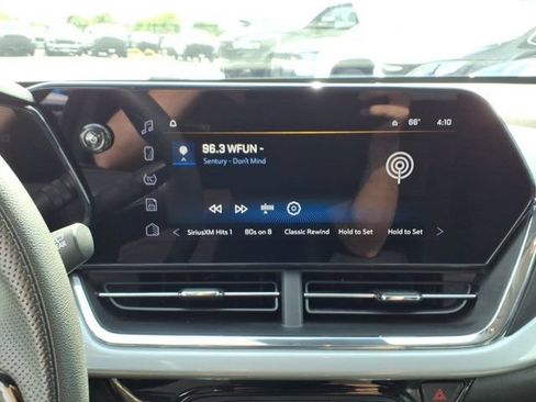 Used 2025 Chevrolet Trax LT FWD image 11