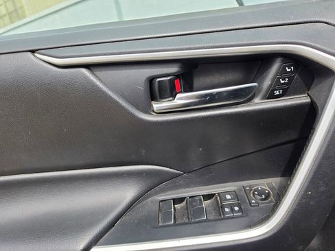 Used 2021 Toyota RAV4 XLE Premium image 5