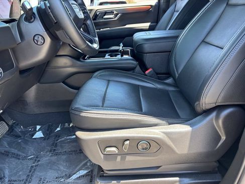 Used 2025 GMC Yukon XL Denali AWD/4WD image 17