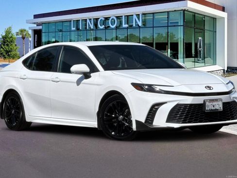 Used 2025 Toyota Camry SE FWD image 2