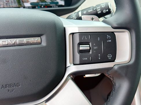 Used 2025 Land Rover Discovery Dynamic SE AWD/4WD image 40