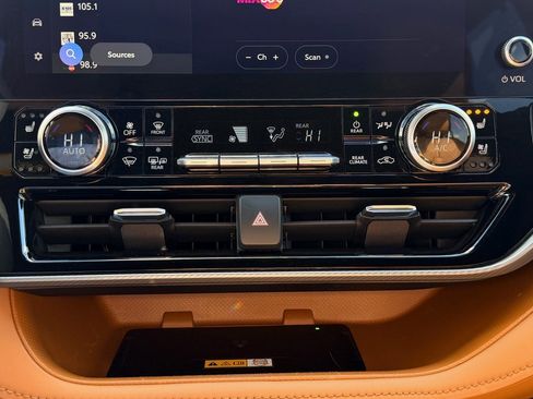 Used 2024 Toyota Highlander Platinum image 19