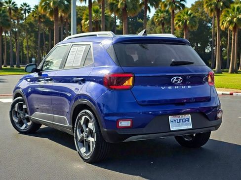 Certified 2022 Hyundai Venue Limited w/ Cargo Package image 7