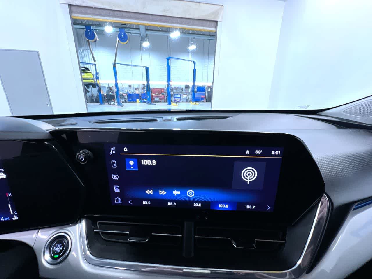 Used 2025 Chevrolet Trax LT FWD image 25
