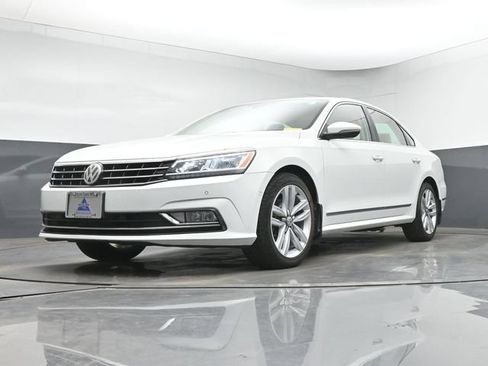 Used 2016 Volkswagen Passat 3.6 SEL Premium FWD image 13