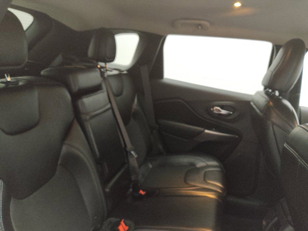 Used 2019 Jeep Cherokee Latitude Plus w/ Comfort/Convenience Group FWD image 19