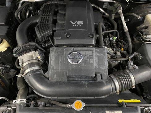 Used 2010 Nissan Frontier SE w/ SE Value Truck Pkg image 9