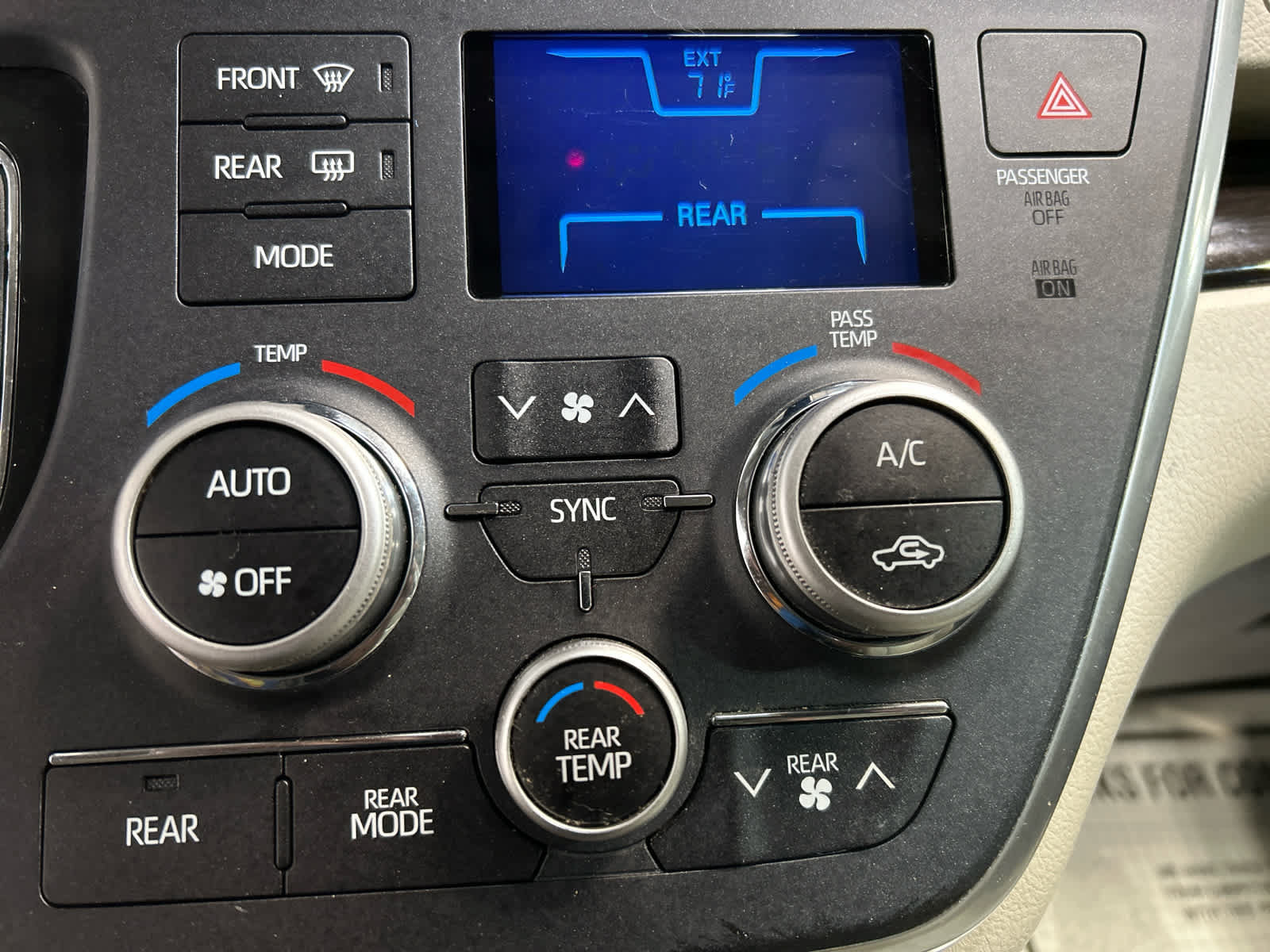 Used 2019 Toyota Sienna XLE FWD image 17