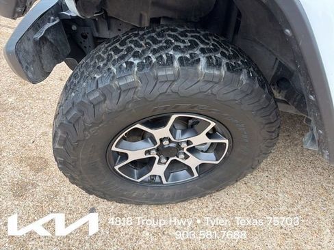 Used 2022 Jeep Wrangler Unlimited Rubicon w/ LED Lighting Group AWD/4WD image 4