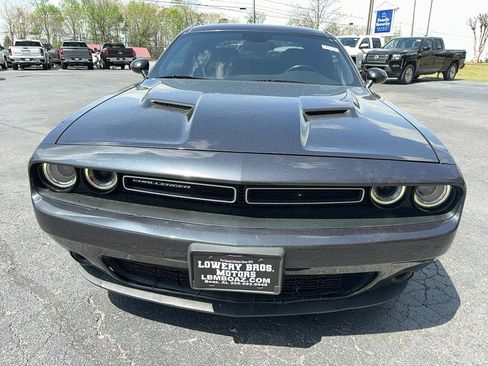 Used 2016 Dodge Challenger SXT RWD image 1