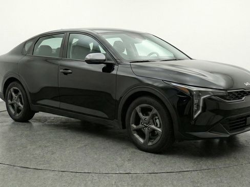 Used 2025 Kia K4 LXS image 1