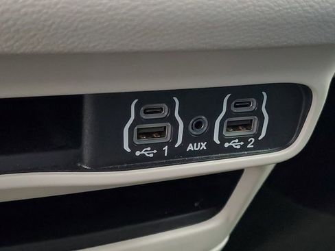 Used 2024 Chrysler Pacifica Touring-L FWD image 24
