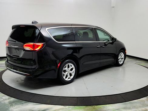 Used 2017 Chrysler Pacifica Touring Plus w/ Tire & Wheel Group FWD image 5