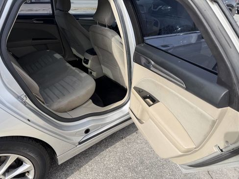 Used 2017 Ford Fusion SE image 16