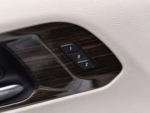 Used 2023 Chrysler Pacifica Limited FWD image 9