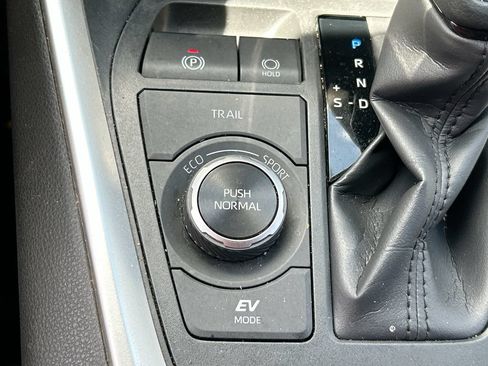Used 2025 Toyota RAV4 LE AWD/4WD image 31