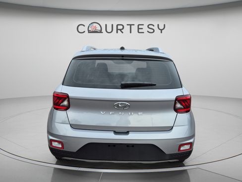 Used 2025 Hyundai Venue SEL FWD image 5