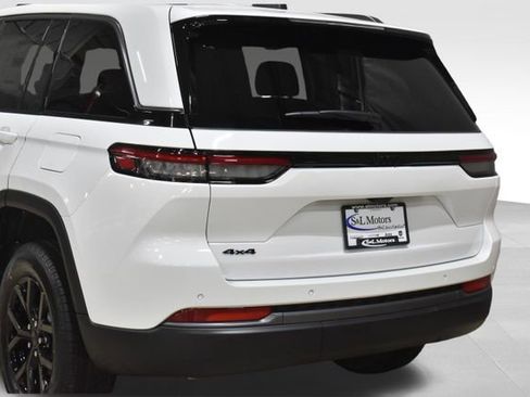 New 2026 Jeep Grand Cherokee Altitude image 9