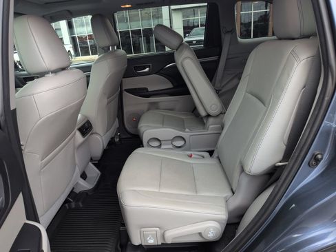 Used 2017 Toyota Highlander Limited AWD/4WD image 25