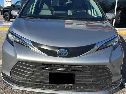 Used 2023 Toyota Sienna LE image 2