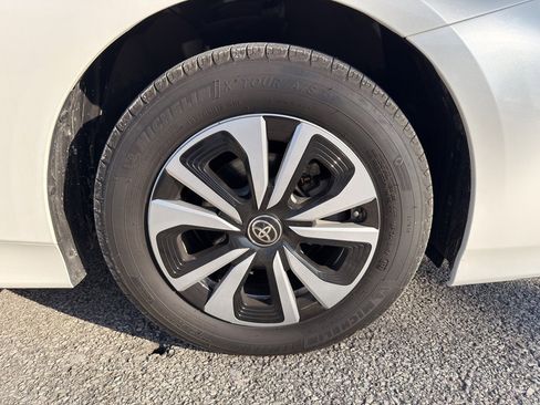 Used 2018 Toyota Prius Prime Premium image 18