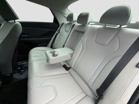 Used 2025 Hyundai Elantra Limited FWD image 19
