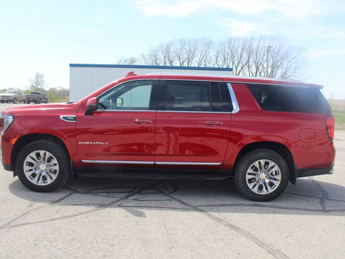 Used 2023 GMC Yukon XL Denali AWD/4WD image 2
