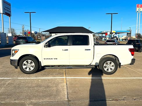 Used 2019 Nissan Titan SV image 2