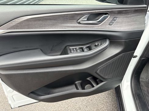 Used 2025 Jeep Grand Cherokee Limited w/ Black Appearance Package image 21