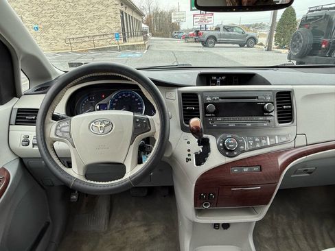 Used 2014 Toyota Sienna XLE image 25