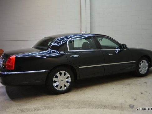 Used 2005 Lincoln Town Car Signature Limited image 32