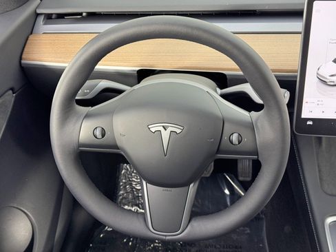Used 2022 Tesla Model Y Long Range image 18