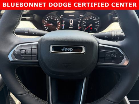 Used 2025 Jeep Compass Latitude AWD/4WD image 19