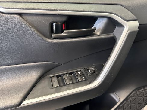 Used 2021 Toyota RAV4 LE AWD/4WD image 10