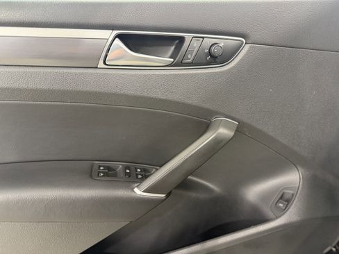 Used 2018 Volkswagen Passat 2.0T R-Line image 12