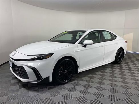 Used 2026 Toyota Camry SE w/ Convenience Package image 4