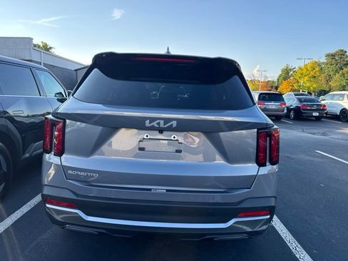 Used 2024 Kia Sorento S w/ Panoramic Sunroof Package FWD image 3