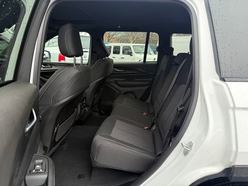Used 2024 Jeep Grand Cherokee Laredo X image 15