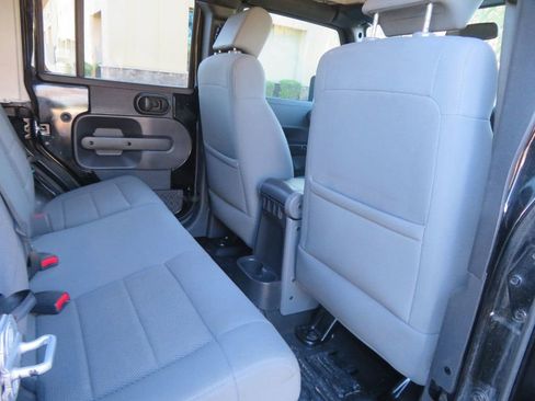 Used 2009 Jeep Wrangler Unlimited Rubicon w/ Dual Top Group image 28