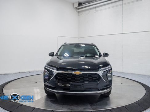 Used 2025 Chevrolet Trax LT w/ Driver Confidence Package FWD image 2