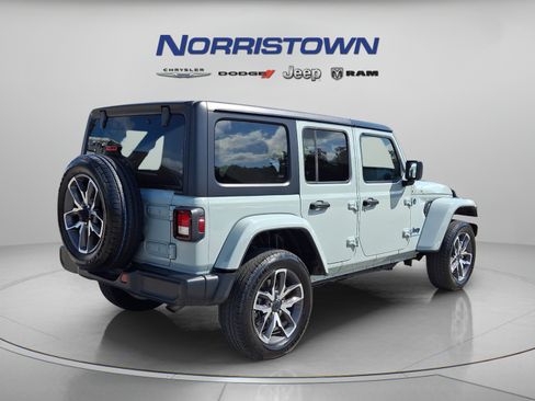 Used 2024 Jeep Wrangler Unlimited w/ Convenience Group AWD/4WD image 6