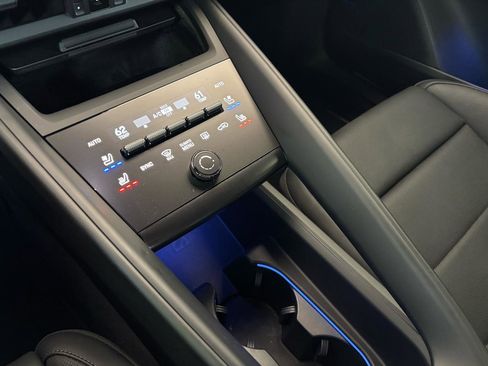Used 2025 Porsche Macan Electric RWD image 16